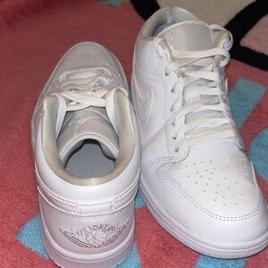 Nike White Athletic Shoes Sleek Design Rubber Soles